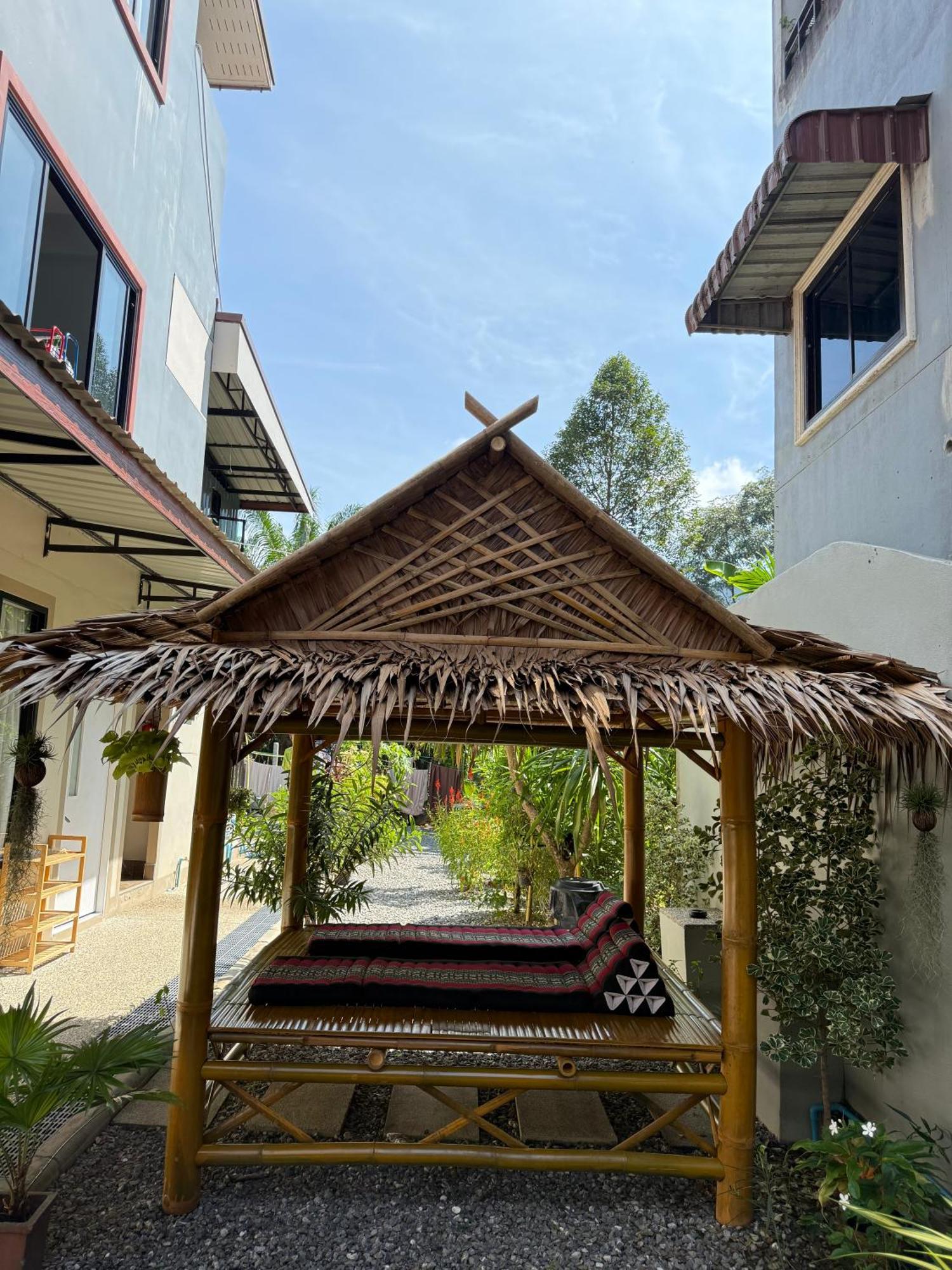 Flora Hostel Khaosok Khao Sok National Park Exterior foto